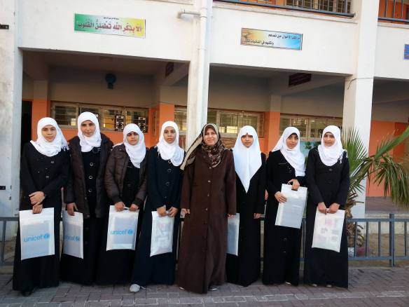 Amna Bent Wahab-skolan finansierad av tyskt bistånd. Här med påsar med gåvor från Unicef.