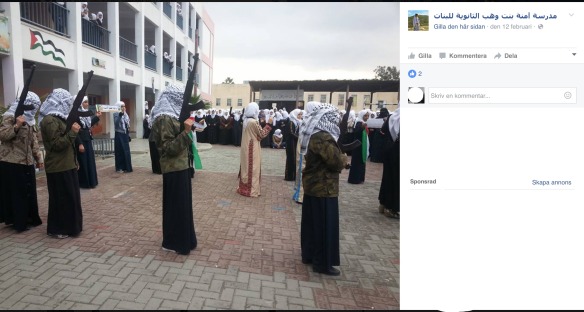 Eleverna bär lyfta vapen på Amna bent Wahabs flickskola. 