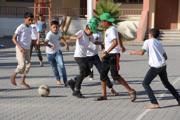 Hatoindoktrineringen varvas med lek och sport, här fotboll, centrala Gaza.