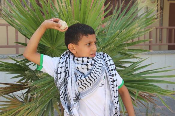 Kniv, sten och demoniserande skådespel. Barn i centrala Gaza på sommarläger lär sig att bekämpa Israel.