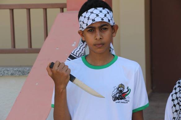 Kniv, sten och demoniserande skådespel. Barn i centrala Gaza på sommarläger lär sig att bekämpa Israel.