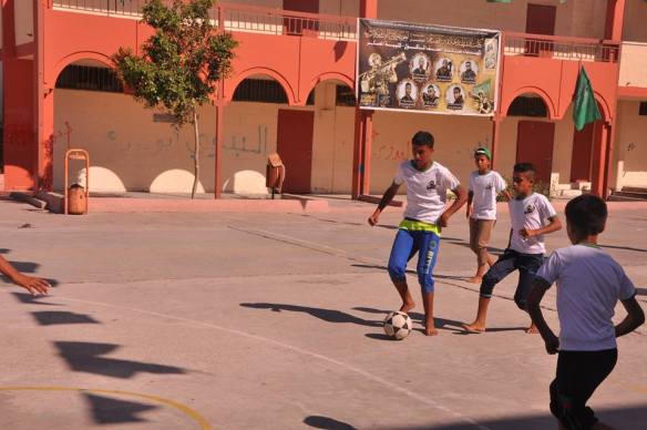Barnen spelar fotboll i Khan Younis, ovanför dem blickar terroristerna, förebilderna Hamas vill fostra dem till, ner på barnen.